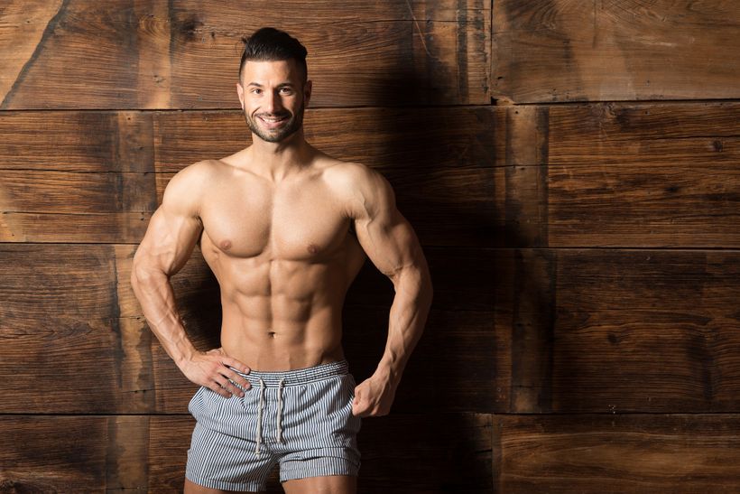 Svalnatý muž s velkými prsními svaly a hrudníkem