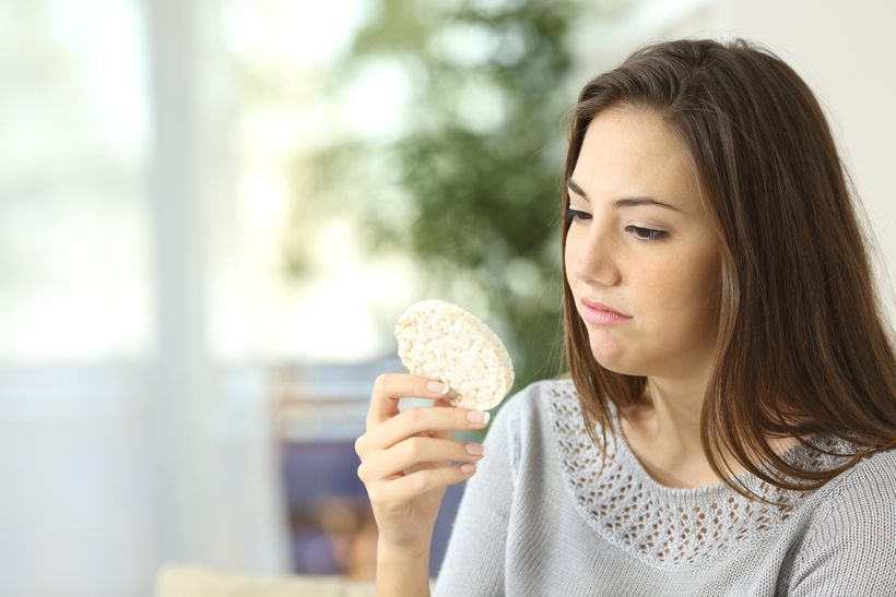 Jsou rýžové chlebíčky a kaiserky zdravější než bílé rohlíky?