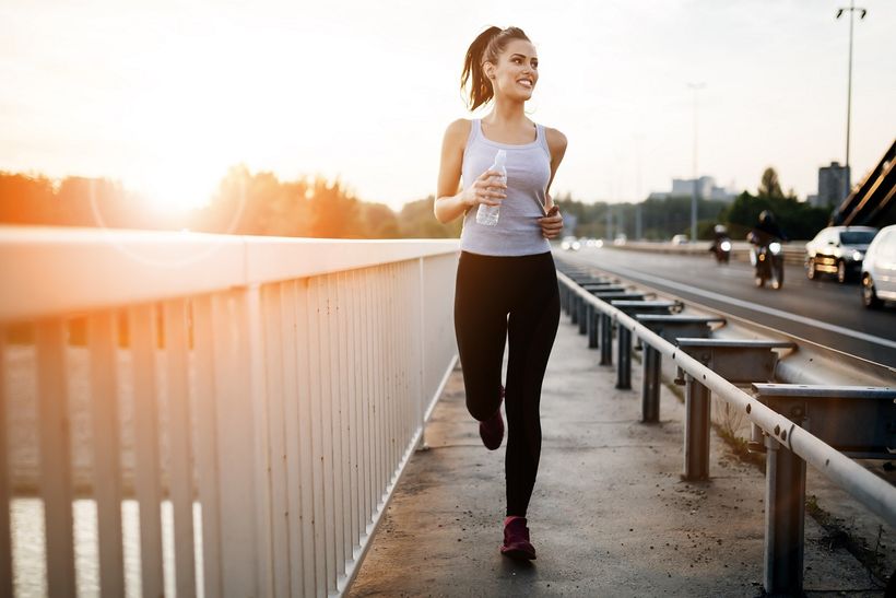 Běžící žena spalující tuky aerobní aktivitou
