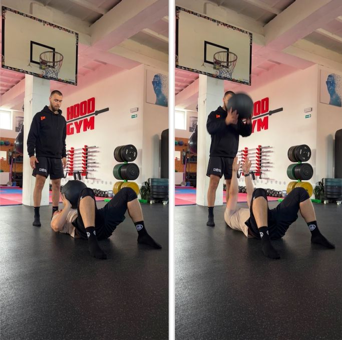 Muž předvádějící cvik reaktivní odhody medicinbalu