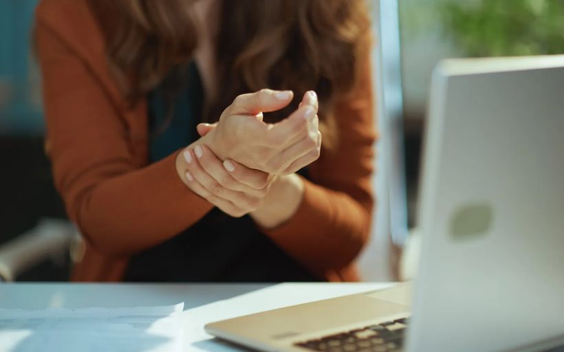 Jak správně sedět u počítače a neodrovnat si záda?