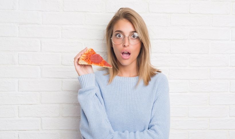 Bořiči fitness mýtů: Jak nepřibrat po pizze? Kam se uloží tuk z řízku? Zázračná voda s citrónem