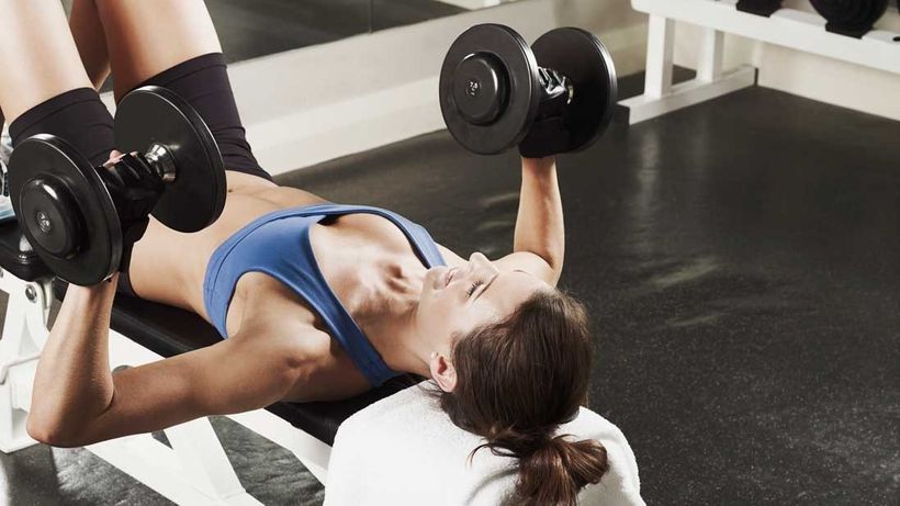 Jak silový trénink mění ženské tělo? 9 výhod posilování pro něžné pohlaví