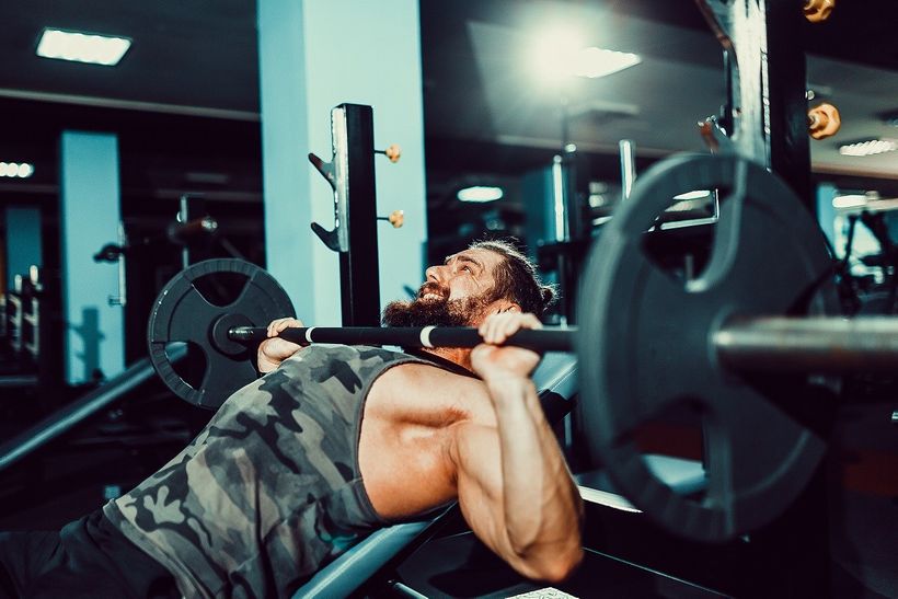 Bench press a růst síly: Je lepší cvičit čtvrteční, poloviční, nebo kompletní rozsah pohybu?