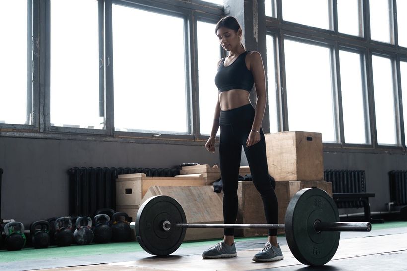 Rumunský mrtvý tah vytvaruje a posílí zadek i hamstringy. Jak na něj bez chyb?