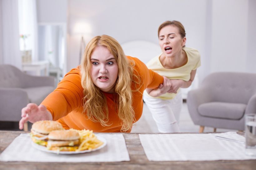 Bořiči fitness mýtů: Jak nepřibrat po pizze? Kam se uloží tuk z řízku? Zázračná voda s citrónem