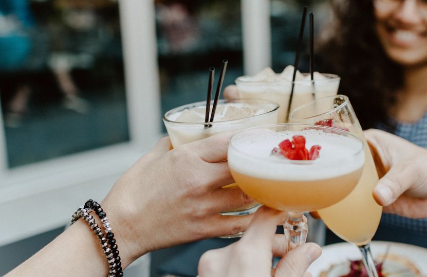 8 letných alkoholických drinkov: Ako pripraviť ich menej kalorické verzie?