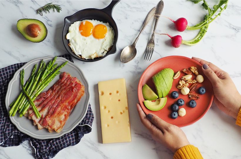 A zase ta keto-dieta. Proč se díky ní tak snadno hubne?