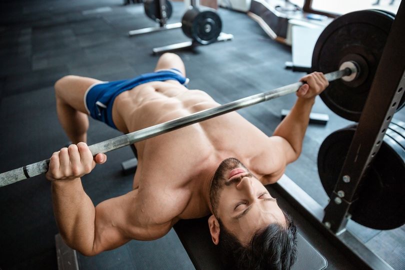 Bench press a růst síly: Je lepší cvičit čtvrteční, poloviční, nebo kompletní rozsah pohybu?