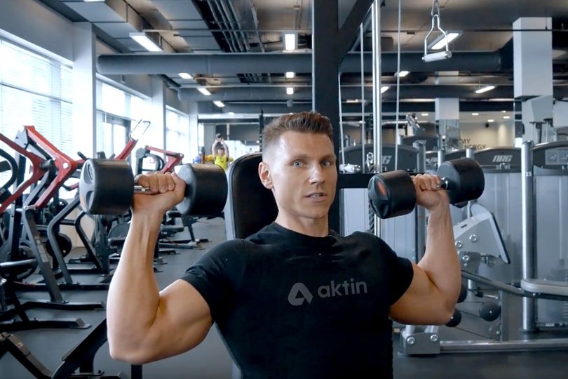 Cesta k mohutným ramenům: Představujeme tlaky na ramena s jednoručkami