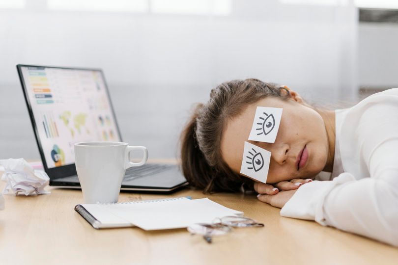 Nedostatek spánku: Jaké jsou projevy, když tělu nedopřáváme odpočinek?