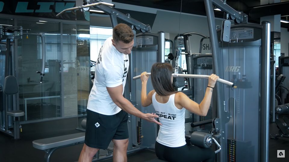 Jak správně cvičit stahování horní kladky vsedě? Vyhněte se zbytečným chybám