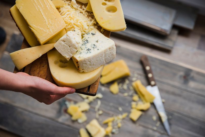 Každý čech sní za rok v průměru 14 kg sýru. Které jsou ty nejzdravější?