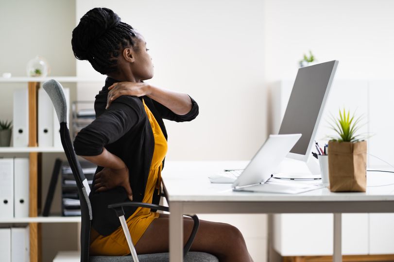 Naučte sa správne sedieť pri počítači: zdravie a produktivita aj v kancelárii