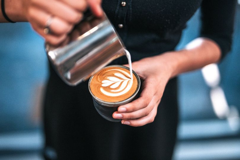 Skutočne škodí káva s mliekom zdraviu a spôsobuje tráviace ťažkosti?