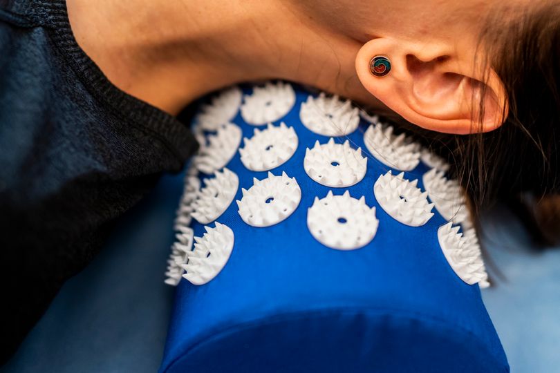 Pomôžu akupresúrne podložky s bolesťou chrbta, stresom či poruchami spánku?