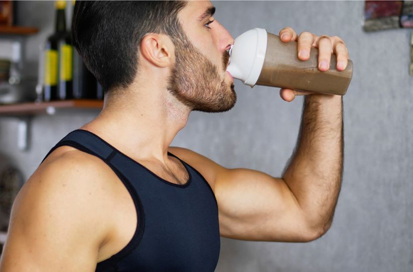 Je lepšie proteín s mliekom alebo vodou?