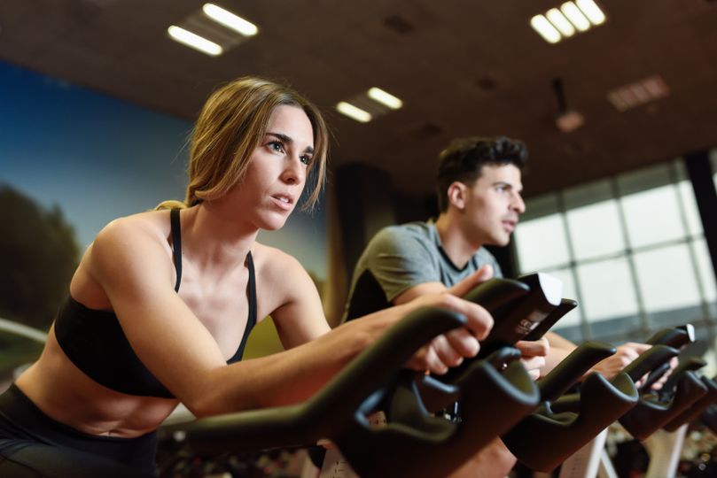 Súboj bicyklov: je pre vás lepší spinning alebo outdoor cycling?