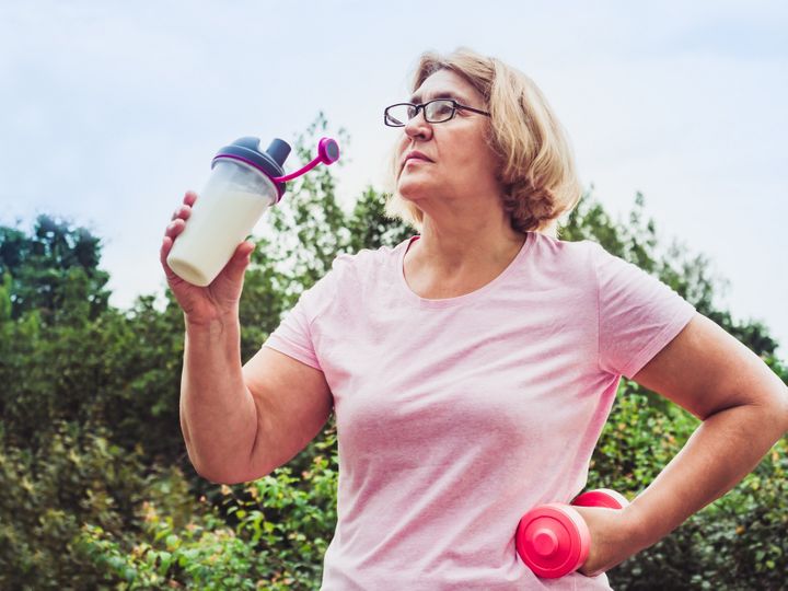 Sype naše babička, když pije protein? Proč si lidé myslí, že jsou doplňky stravy steroidy?
