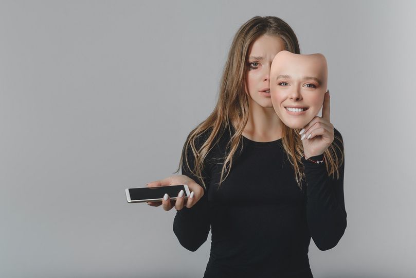 Zkreslený svět sociálních sítí způsobuje deprese a úzkosti. Jak se jim vyvarovat?