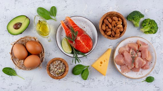 Kolik bílkovin denně pro vegany, seniory, sportovce a při hubnutí?