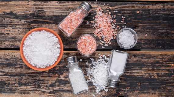Sůl: kolik jí přijímat, a existují zdravé vs. nezdravé druhy?