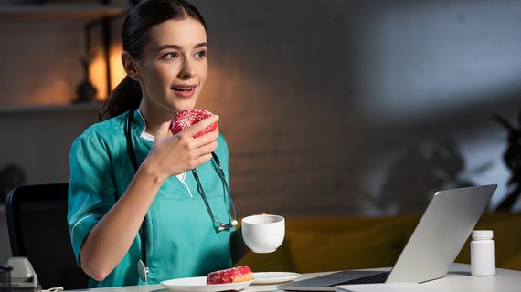 Co jíst na noční směně? 7 tipů, jak se stravovat a hubnout