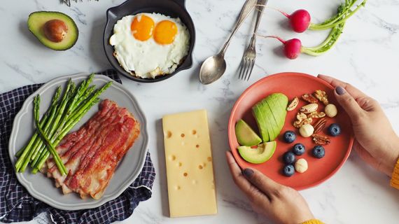 A zase ta keto-dieta. Proč se díky ní tak snadno hubne?