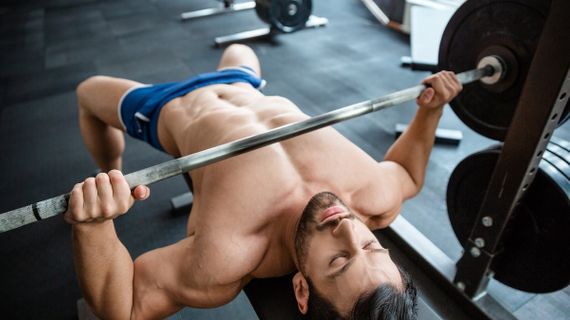 Bench press a růst síly: Je lepší cvičit čtvrteční, poloviční, nebo kompletní rozsah pohybu?