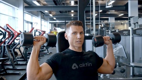 Cesta k mohutným ramenům: Představujeme tlaky na ramena s jednoručkami