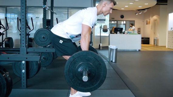 Chcete velká a široká záda? Cvičte přítahy velké činky v předklonu