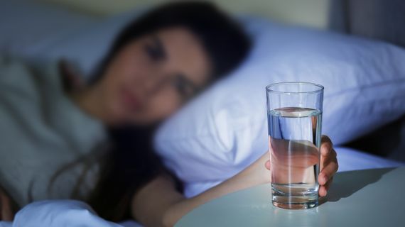 Jak může vyšší konzumace vody ve večerních hodinách ovlivnit spánek?