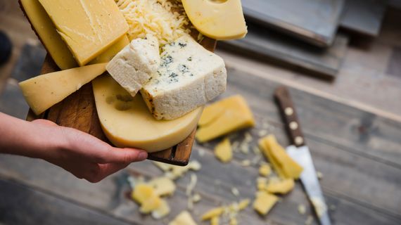 Každý čech sní za rok v průměru 14 kg sýru. Které jsou ty nejzdravější?