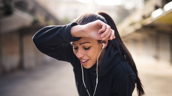 Když se na tréninku potím jako čert, spaluji tuk lépe a rychleji?