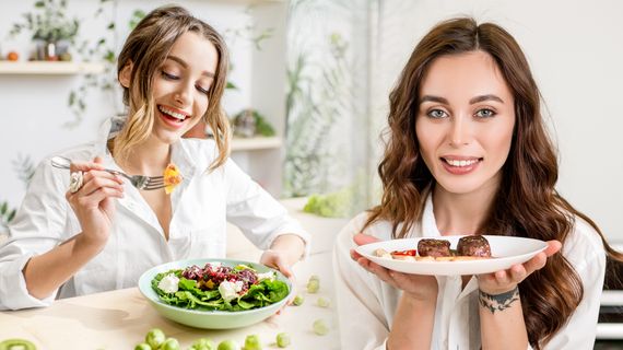 Keto dieta vs. vysokosacharidové stravování: Na které stravě nejvíce a bez hladovění zhubnete?