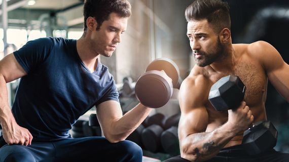 Menší, nebo větší váha na čince: Který způsob je pro maximální svalový růst efektivnější?