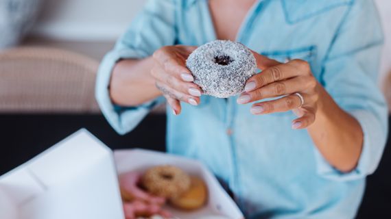 Může být závislost na jídle a cukru stejná jako na drogách?