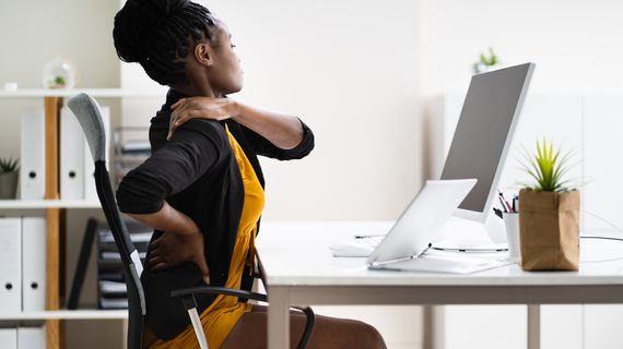 Naučte sa správne sedieť pri počítači: zdravie a produktivita aj v kancelárii