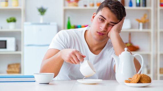 Nedostatek spánku: Zvyšuje stres, chuť k jídlu a zpomaluje svalový růst
