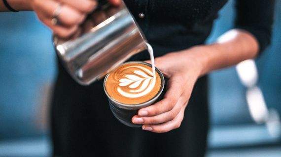 Skutočne škodí káva s mliekom zdraviu a spôsobuje tráviace ťažkosti?