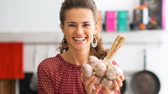 Česnek jako přírodní antibiotikum. Co dalšího umí?