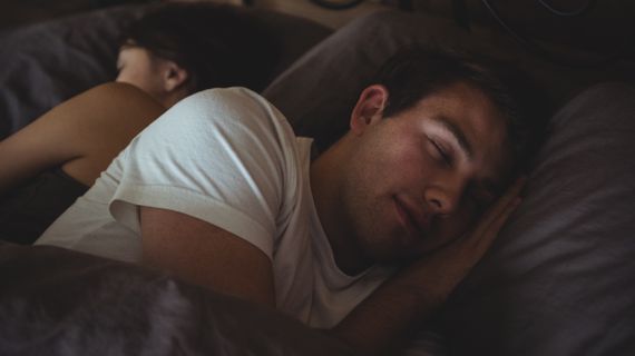 Prečo bez spánku nerastú svaly a nechudneme? 6 tipov, ako sa kráľovsky vyspať