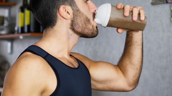 Whey Protein-Pulver mit Wasser oder Milch?