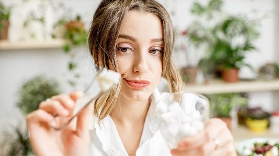 Slaďte chytře! Je skutečně bíly cukr horší než med, agávový sirup nebo cukr třtinový?