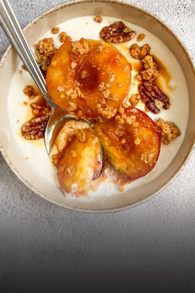 Karamelizované broskve, vanilkový jogurt a granola