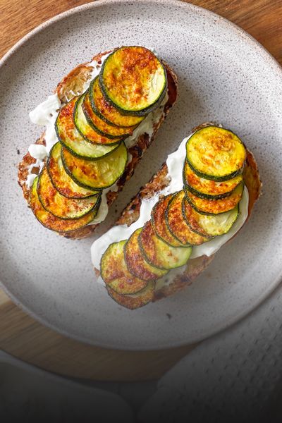 Toast s pečenou cuketou a burratou
