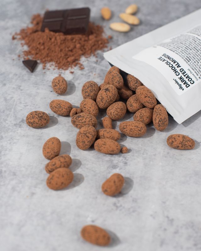 Vilgain Mandle v čokoládě hořká čokoláda v kakaovém prášku 100 g Obrázek