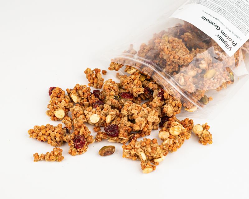 Vilgain Protein Granola Pistácie, bílá čokoláda a brusinky 350 g Obrázek