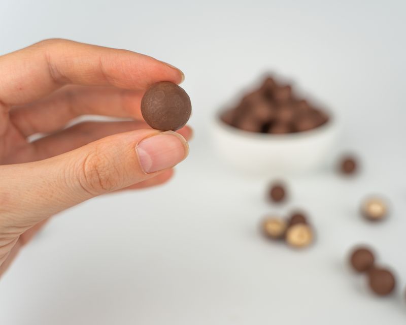 Vilgain Lieskové orechy v mliečnej čokoláde 100 g Obrázek