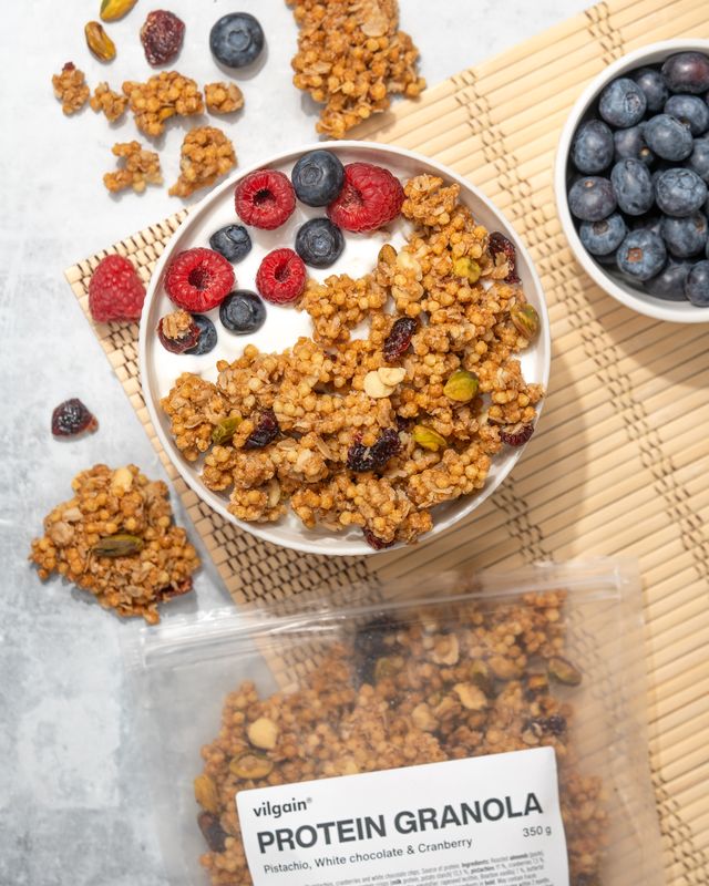 Vilgain Protein Granola Pistácie, bílá čokoláda a brusinky 350 g Obrázek